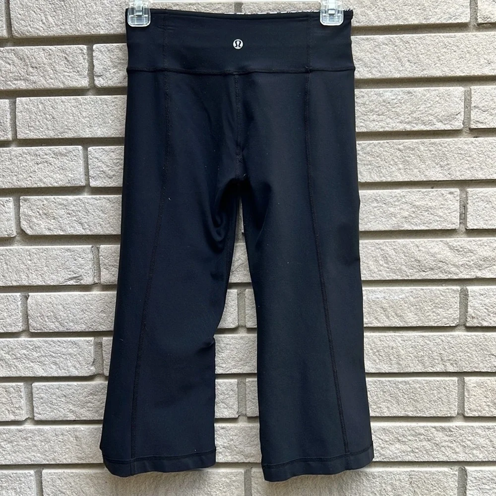 Lululemon Groove Crop Black / White Black Glacier Lace *Reversible Size 2 - Picture 12 of 14